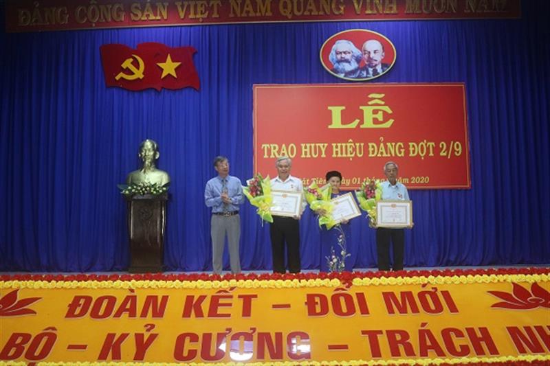 Đồng chí Ngô Xuân Hiển – Tỉnh ủy viên, Chủ tịch HĐND huyện  trao Huy hiệu các đảng viên 55, 50 năm tuổi Đảng