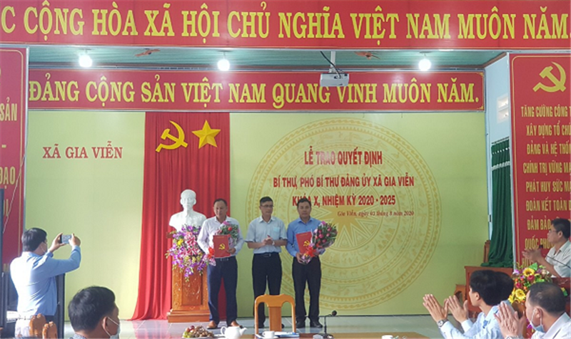 Đồng chí Nguyễn Khắc Bình – Phó Bí thư Thường trực Huyện ủy  trao quyết định đối với đồng chí 02 đồng chí