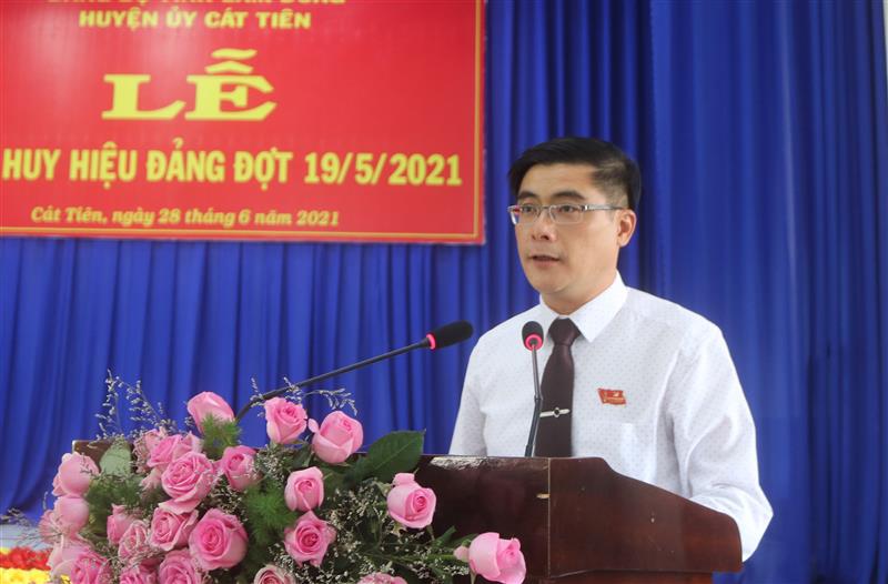 Đồng chí Nguyễn Khắc Bình – Tỉnh ủy viên, Bí thư Huyện ủy, Chủ tịch HĐND huyện phát biểu chúc mừng các đồng chí được nhận huy hiệu Đảng