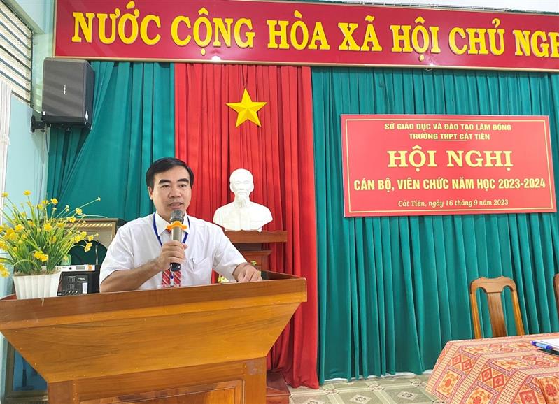 Thầy Nguyễn Văn Quân – Hiệu trưởng nhà trường phát biểu khai mạc Hội nghị