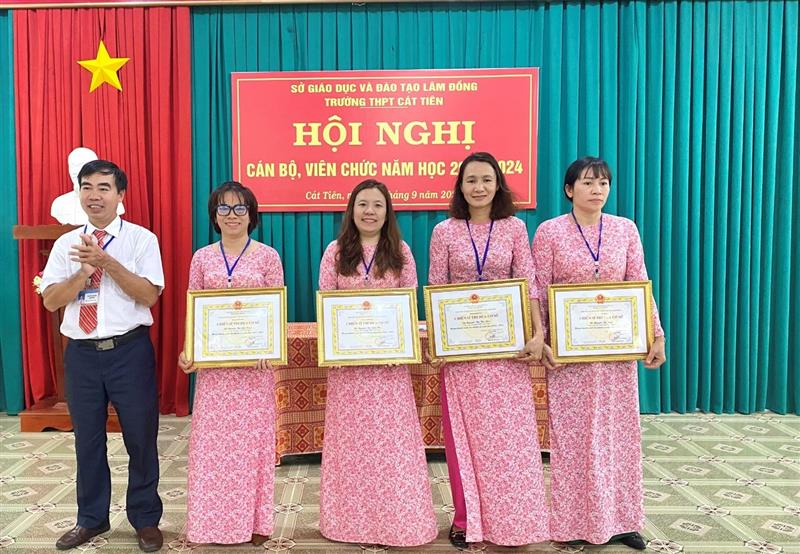 Thầy Nguyễn Văn Quân – Hiệu trưởng, trao Giấy chứng nhận cho 4 đồng chí đạt danh hiệu Chiến sĩ thi đua cơ sở
