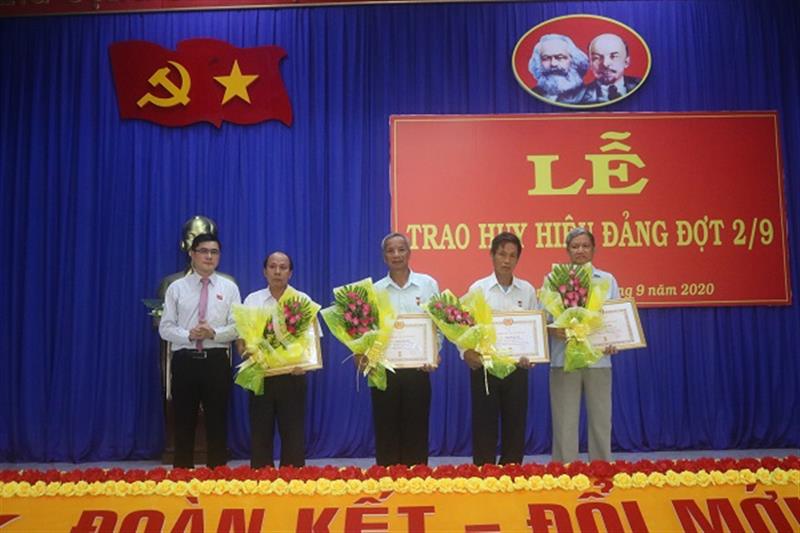 Đồng chí Nguyễn Khắc Bình – Bí thư Huyện ủy trao Huy hiệu các đảng viên 45, 40, 30 năm tuổi Đảng