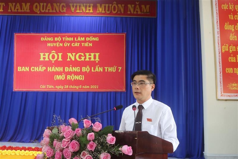 Đồng chí Nguyễn Khắc Bình – Tỉnh ủy viên, Bí thư Huyện ủy, Chủ tịch HĐND huyện phát biểu tại hội nghị