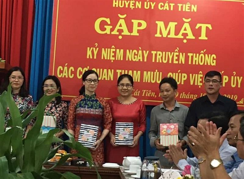 Đồng chí Nguyễn Khắc Bình - Phó Bí thư Thường trực Huyện uỷ tặng quà các đồng chí có thành tích xuất sắc trong thực hiện nhiệm vụ 