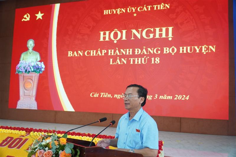 Đồng chí Dương Hùng Cường - Phó Bí thư Thương trực Huyện ủy phát biểu tại hội nghị