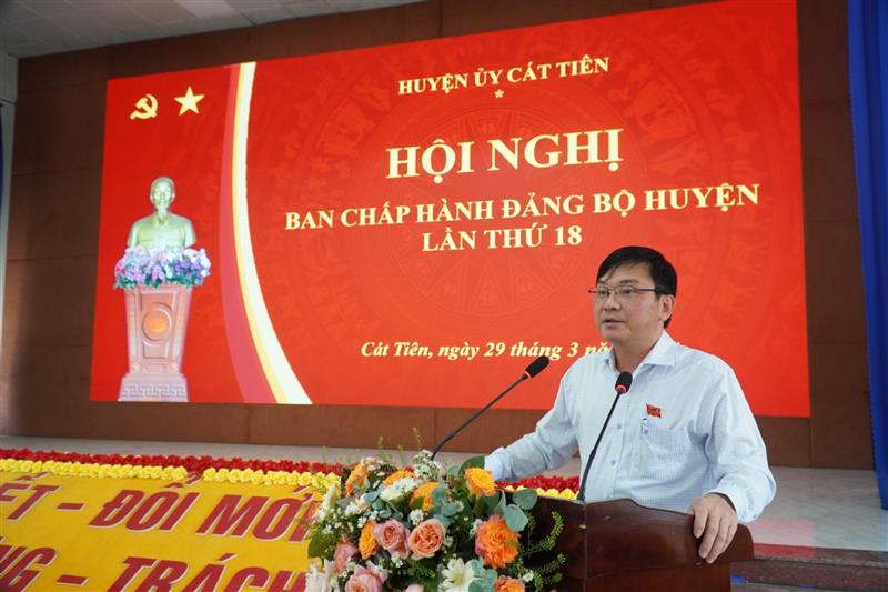 Đồng chí Nguyễn Hoàng Phúc - Chủ tịch UBND huyện phát biểu tại hội nghị