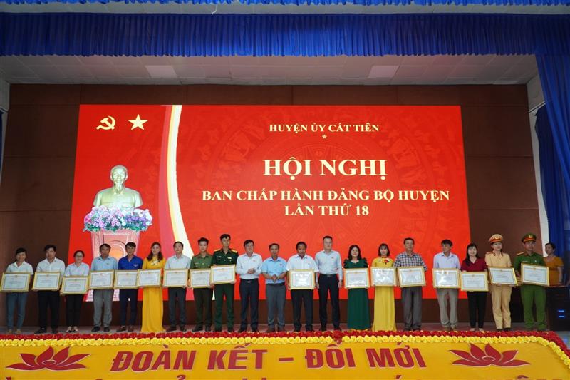 Lãnh đạo huyện Cát Tiên khen thưởng cho tập thể, cá nhân có thành tích xuất sắc tiêu biểu trong học tập và làm theo tư tưởng, đạo đức, phong cách Hồ Chí Minh năm 2023