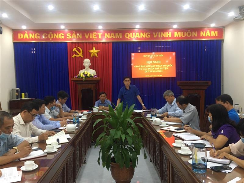 Đồng chí Nguyễn Khắc Bình - Tỉnh ủy viên, Bí thư Huyện ủy phát biểu chỉ đạo tại hội nghị