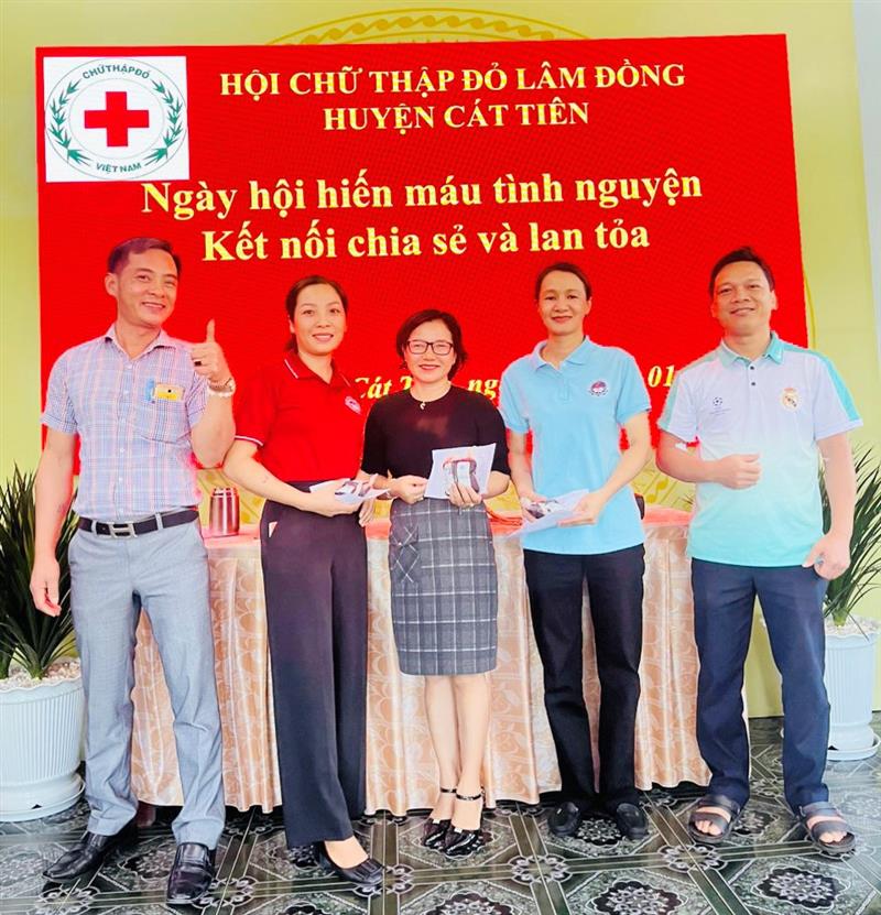 Hình ảnh cán bộ, đảng viên Chi bộ Trường PTTH Cát Tiên tham gia hiến máu