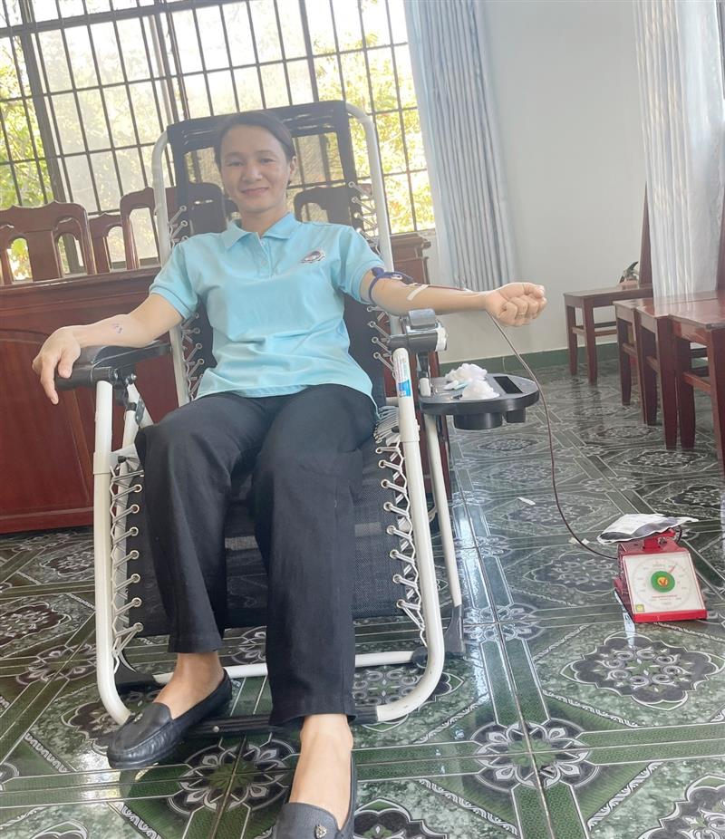 Đồng chí Nguyễn Thị Thu Hòa lần đầu tiên tham gia hiến máu
