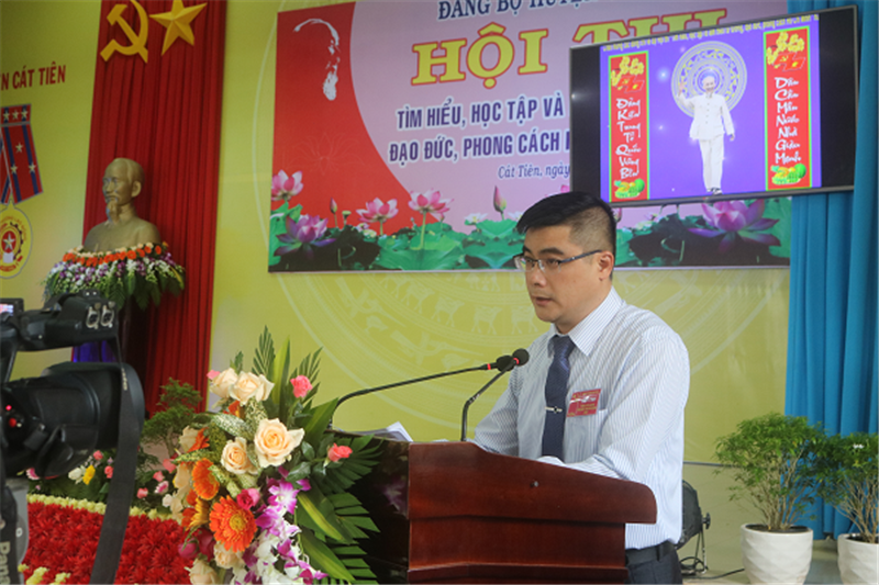 Ông Nguyễn Khắc Bình - Phó Bí thư Thường trực Huyện ủy - Trưởng ban Tổ chức phát biểu khai mạc Hội thi