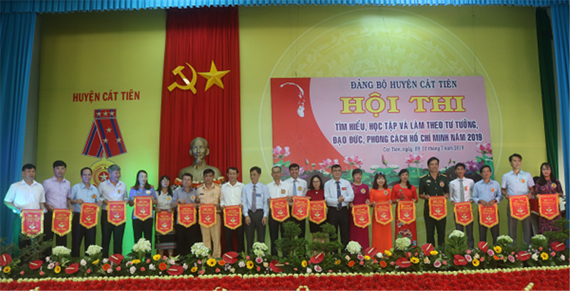 Ban Tổ chức trao cờ lưu niệm cho các đội tham dự Hội thi