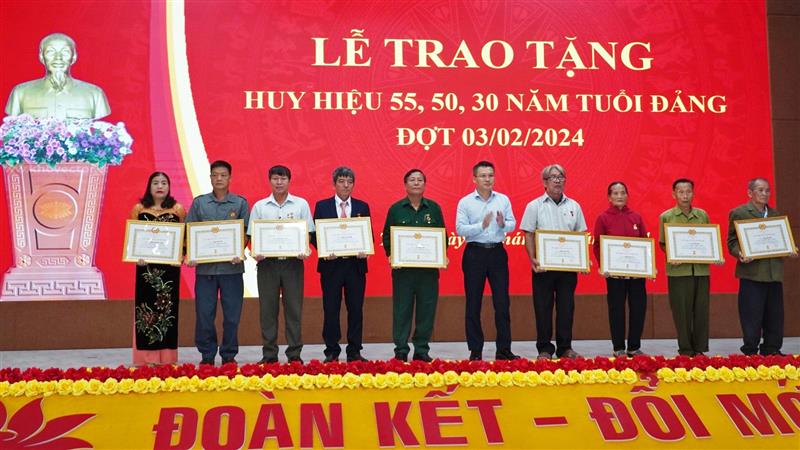 Đồng chí Nguyễn Tiến Dũng - Bí thư Huyện ủy Cát Tiên trao Huy hiệu Đảng cho các đảng viên