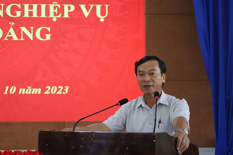 Phó Bí thư Thường trực Huyện ủy, Chủ tịch HĐND huyện Dương Hùng Cường phát biểu khai mạc lớp bồi dưỡng