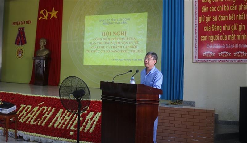 Đồng chí Ngô Xuân Hiển - Tỉnh ủy viên, Bí thư Huyện ủy,  Chủ tịch HĐND huyện phát biểu tại Hội nghị