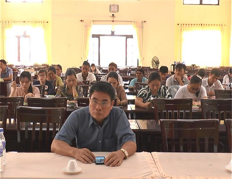 Ông Trần Đình Hạnh, Ủy viên BTV, Trưởng BTC huyện ủy dự lễ khai mạc lớp học