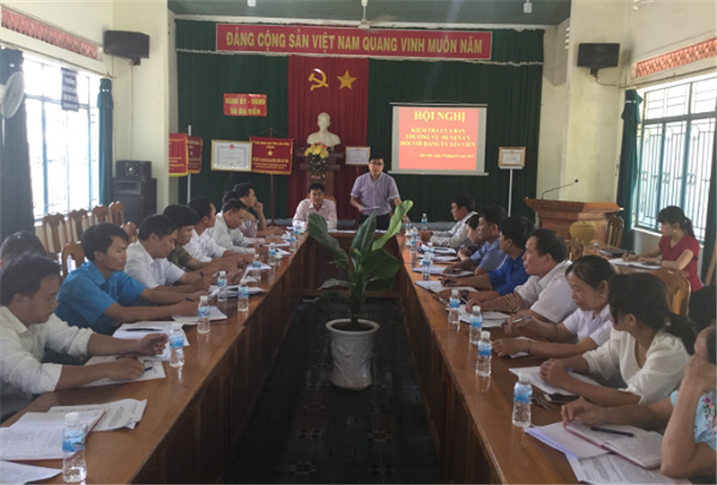 Đồng chí Nguyễn Khắc Bình - Phó Bí thư Thường trực Huyện ủy phát biểu tại buổi làm việc với Đảng ủy xã Gia Viễn vào sáng ngày 19/3/2019