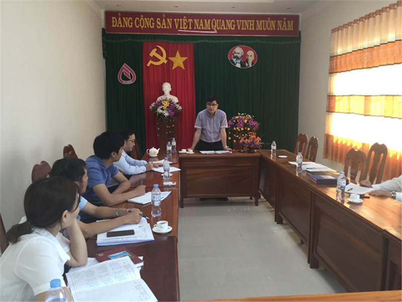 Đồng chí Nguyễn Khắc Bình - Phó Bí thư Thường trực Huyện ủy phát biểu tại buổi làm việc với Chi bộ Ngân hàng CSXH huyện vào chiều ngày 19/3/2019
