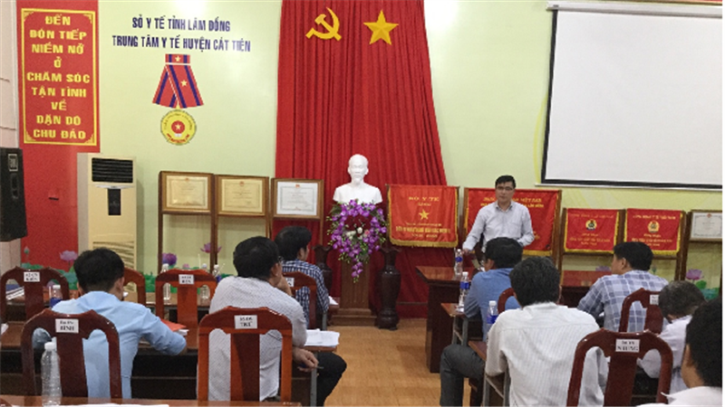 Đồng chí Nguyễn Khắc Bình - Phó Bí thư Thường trực Huyện ủy phát biểu tại buổi làm việc với Đảng ủy Trung tâm Y tế huyện vào chiều ngày 18/3/2019
