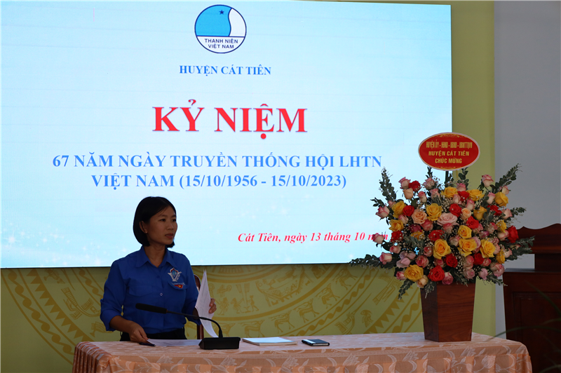 Bí thư Huyện Đoàn, Chủ tịch Hội LHTN Việt Nam huyện Cát Tiên Nguyễn Thị Hồng Anh phát biểu chúc mừng tại chương trình kỷ niệm