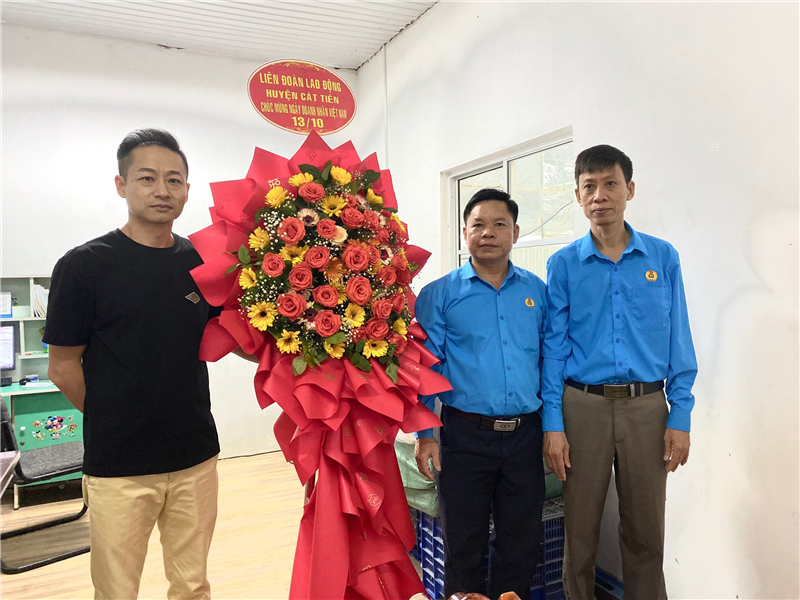 Lãnh đạo Liên đoàn lao động huyện tặng lẵng hoa chúc mừng Công ty Trách nhiệm hữu hạn tơ lụa Việt Hưng