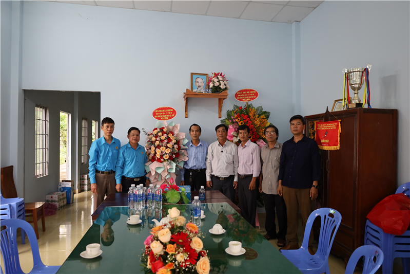 Lãnh đạo Liên đoàn lao động huyện tặng lẵng hoa chúc mừng Chi hội doanh nghiệp huyện Cát Tiên