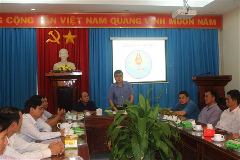 Đồng chí Nguyễn Khắc Bình - Phó Bí thư Thường trực Huyện ủy          phát biểu chúc mừng Ngày truyền thống ngành Tuyên giáo